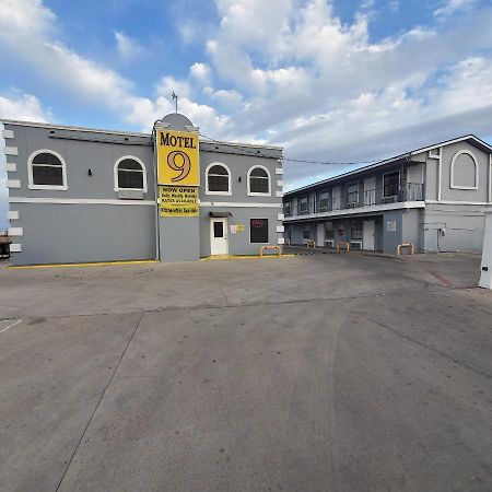 Motel 9 Ларедо Екстериор снимка
