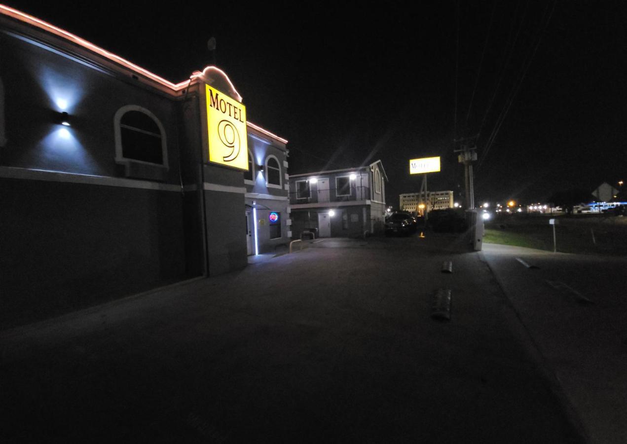 Motel 9 Ларедо Екстериор снимка