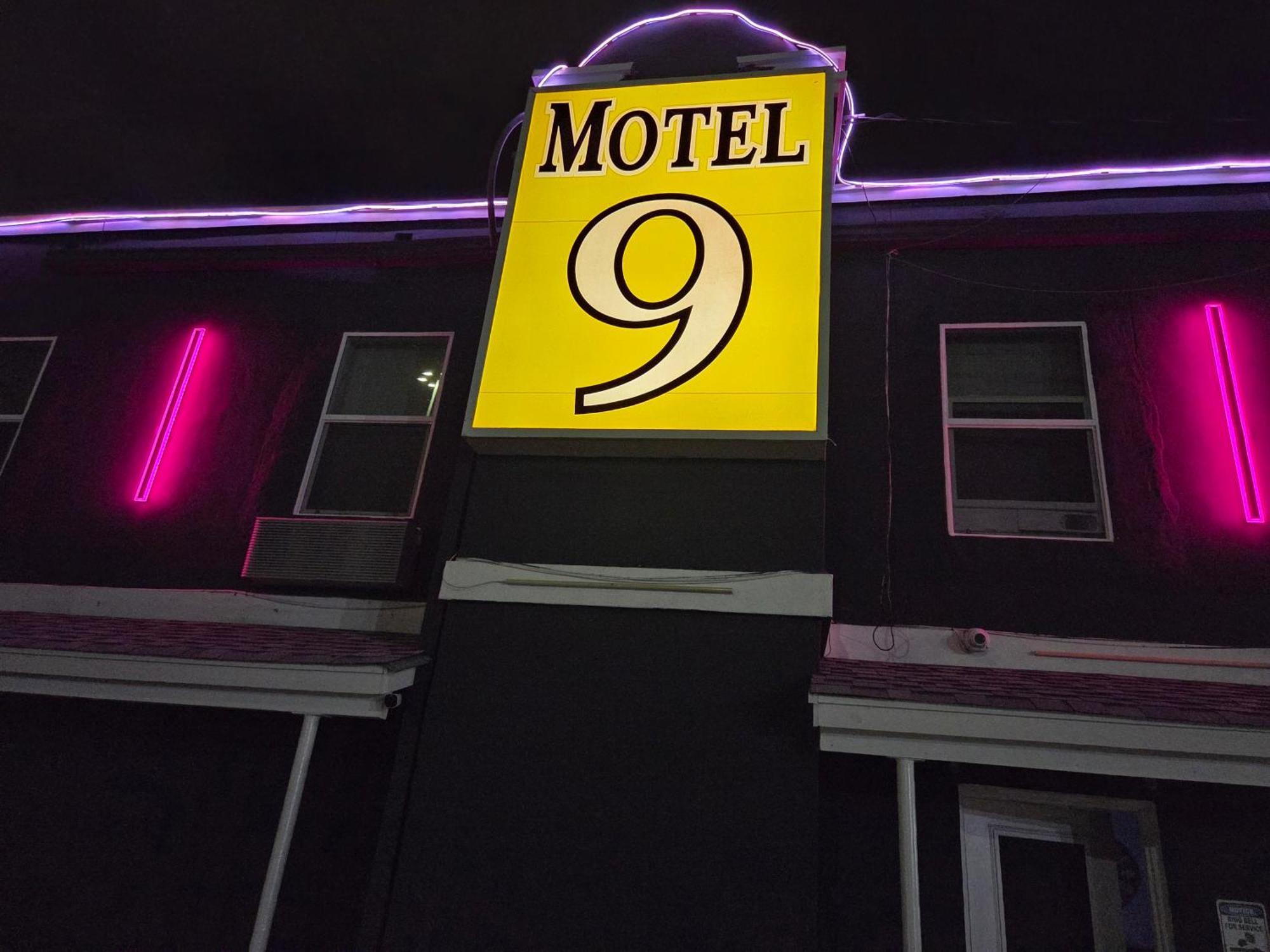 Motel 9 Ларедо Екстериор снимка